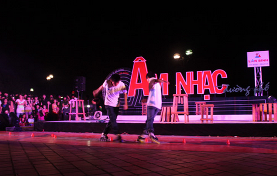 Hào hứng sự kiện Lướt ván trên sông Hàn và Âm nhạc đường phố ngày 2/9/2014