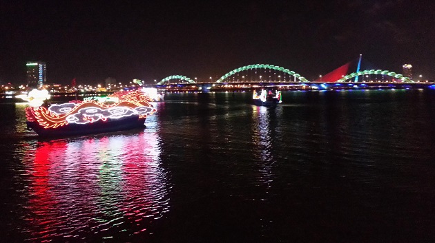 Thưởng ngoạn vẻ đẹp sông Hàn trên du thuyền